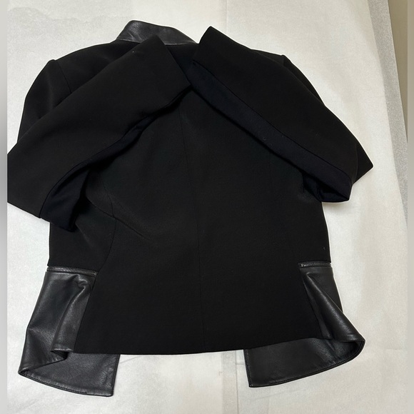 BCBG black faux/leather blazer
BCBGMaxAzriađź–¤ - Picture 4 of 10